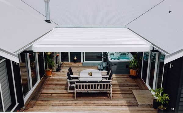 Pauanui home with courtyard Bask Louvre Roof by Outdoor Edge